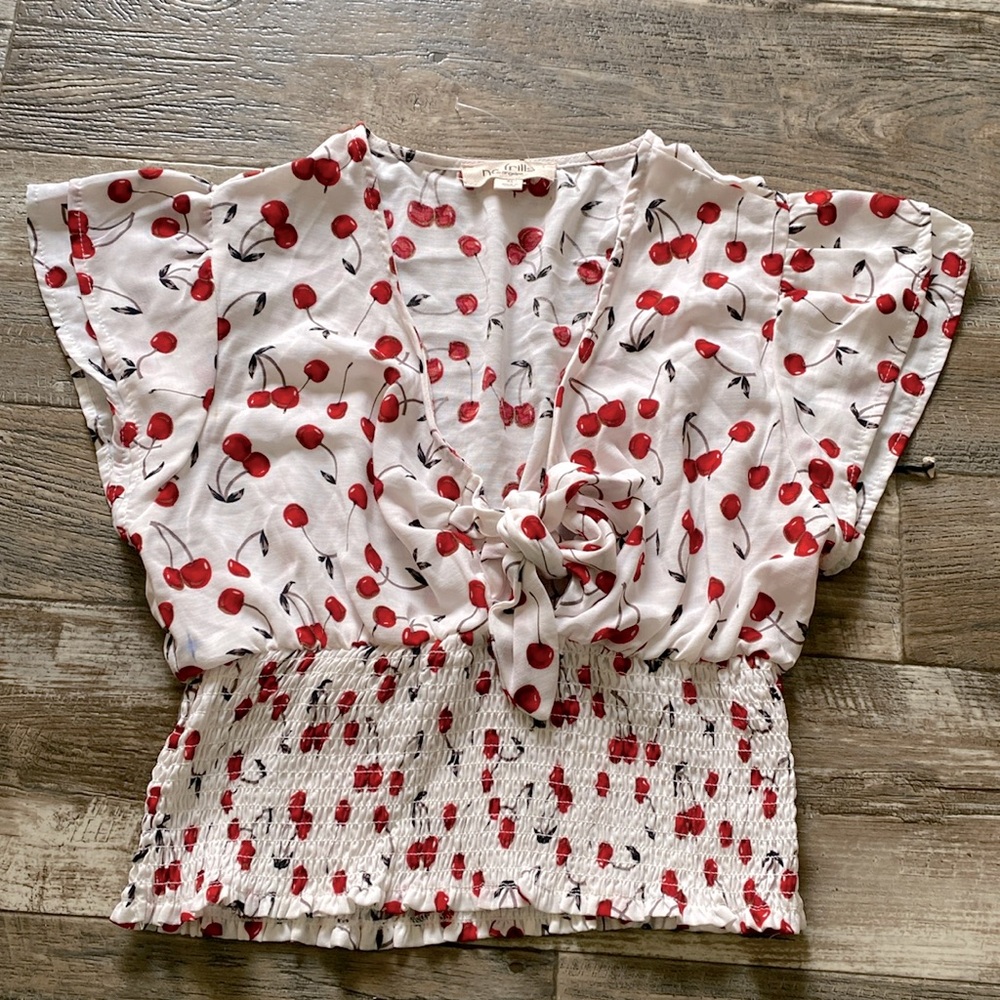 No frills juniors cherry crop top size XL. New without tag.
